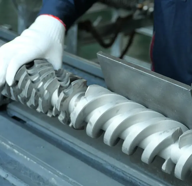 Kwa nini mistari nyeusi inaonekana mara kwa mara kwenye extruder? Nakala hii inakufundisha jinsi ya kuamua haraka ikiwa inasababishwa na shida na pipa au screw.